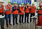 인천공항 출국전 인도 , 네팔 성지순례 임원진 및 조별 기념사진