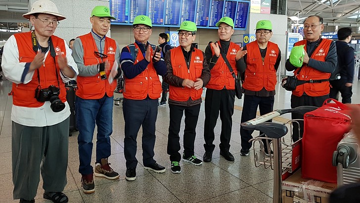 인천공항 출국전 인도 , 네팔 성지순례 임원진 및 조별 기념사진