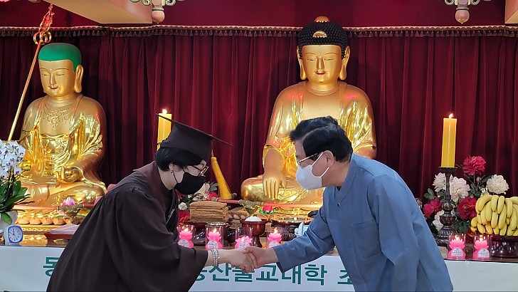 졸업장 수여